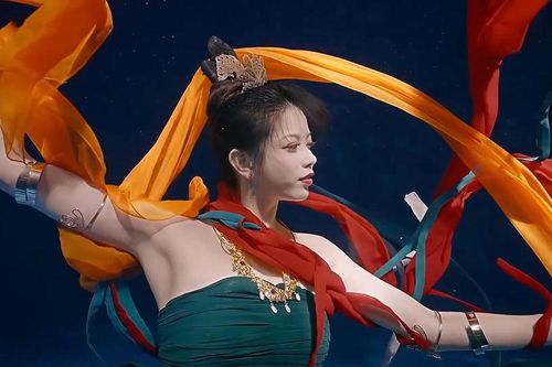 Nữ vũ công múa tuyệt đẹp dưới nước được mệnh danh là 'thần sông'