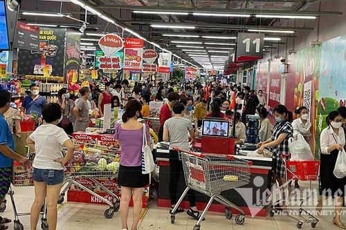Trái ngược ở siêu thị Hà Nội: Nơi chen chân mua hàng, chỗ vắng tanh