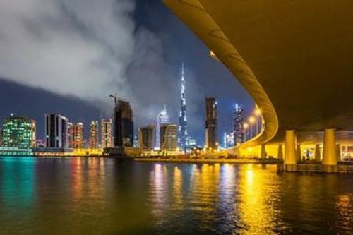 Sa mạc UAE lênh láng nước sau khi làm mưa nhân tạo giữa cái nóng thiêu đốt gần 50 độ C