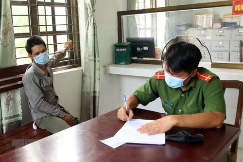 Tạm giữ hình sự đối tượng nghiện ma túy, tông xe vào chốt kiểm dịch