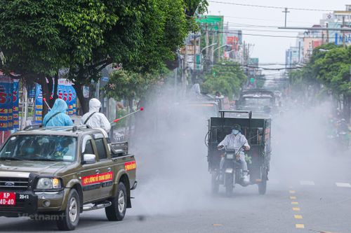 Hình ảnh quân đội phun hóa chất khử khuẩn, tiêu độc toàn bộ TP.HCM