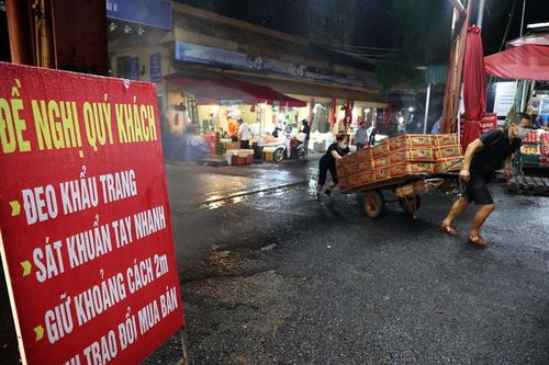 Chợ đầu mối Long Biên tăng cường biện pháp phòng, chống dịch COVID-19