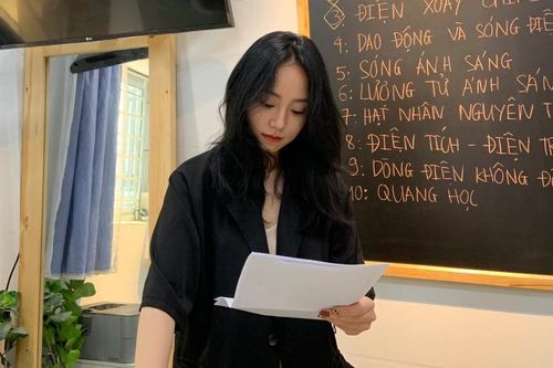 Cô giáo Minh Thu gây sốt cõi mạng: 20k học sinh theo dõi livestream; Độ Mixi, PewPew cũng vào 'hóng hớt'