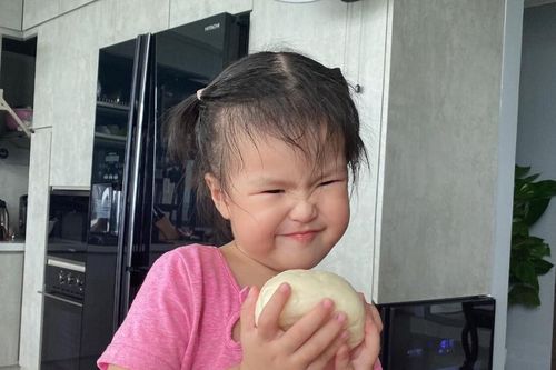 Lê Phương khoe con gái mới 2 tuổi đã biết phụ mẹ làm bánh, ai nhìn cũng cưng