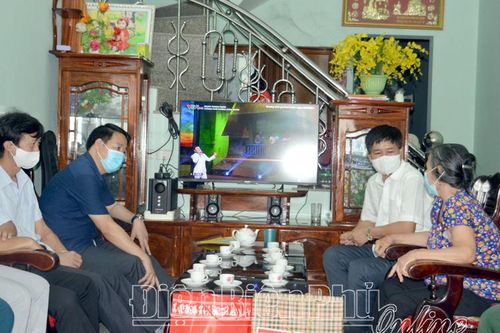 Chủ tịch UBND tỉnh Lê Thành Đô tặng quà gia đình chính sách