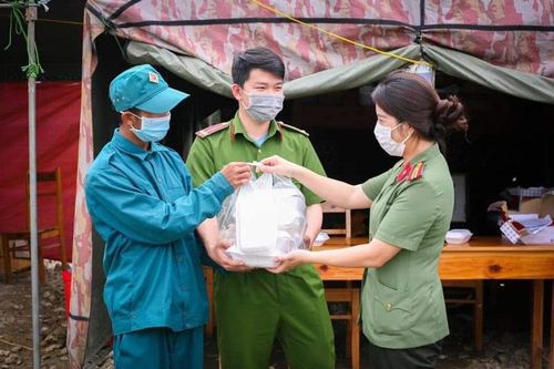 Tiếp sức cho lực lượng chốt kiểm soát dịch COVID-19