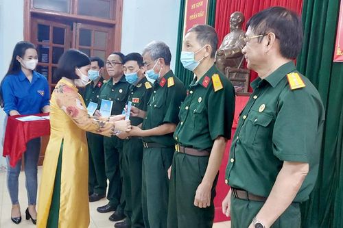 Gặp mặt và tặng quà kỷ niệm 74 năm Ngày Thương binh - Liệt sỹ 27-7