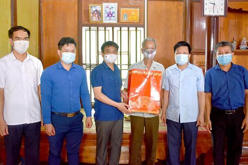 Đồng chí Nguyễn Hưng Vượng thăm, tặng quà gia đình chính sách xã Thổ Bình
