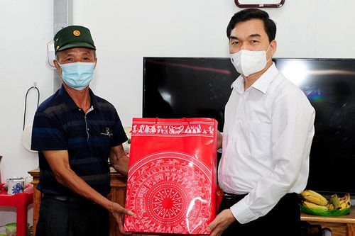 Đồng chí Trưởng Ban Tổ chức Tỉnh ủy tặng quà gia đình chính sách huyện Chiêm Hóa