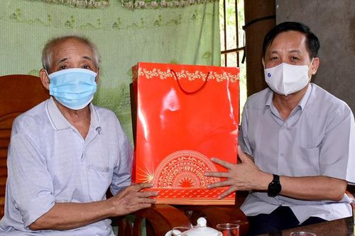 Phó Chủ tịch UBND tỉnh Nguyễn Thế Giang thăm và tặng quà gia đình chính sách huyện Lâm Bình