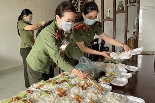Những bữa cơm nghĩa tình của Công an Đắk Nông trong mùa dịch