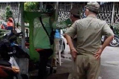 Tạm đình chỉ công tác hai bảo vệ dân phố đánh người ở chốt phong tỏa