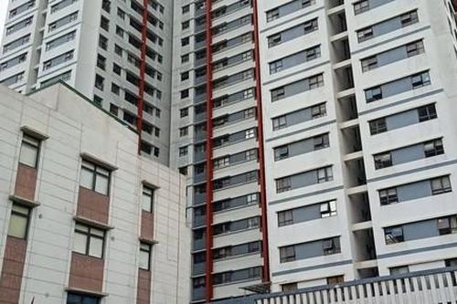 Bé trai 3 tuổi chui qua rào sắt rớt từ tầng 6 chung cư, tử vong thương tâm