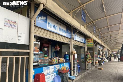Hàng quán, dịch vụ trong bến xe thoi thóp kiếm sống giữa mùa dịch