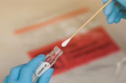 Anh xét nghiệm COVID-19 hàng ngày vì quá nhiều người phải cách ly