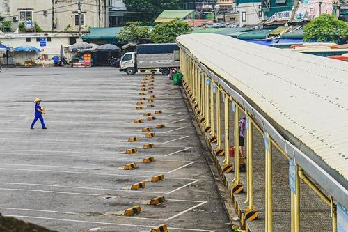 Bến xe ở Hà Nội vắng tanh vắng ngắt, chủ xe than không đủ tiền bến bãi
