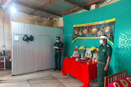 Đại úy biên phòng chịu tang cha tại chốt chống dịch ở biên giới An Giang