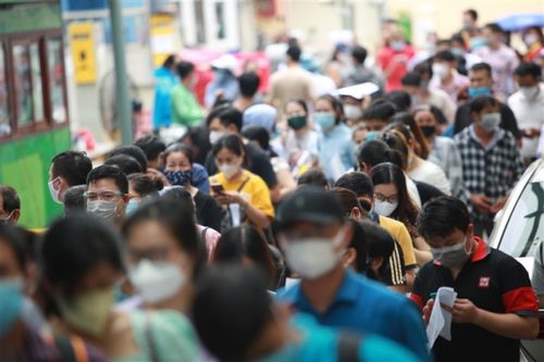 Dòng người xếp hàng dài tiêm vaccine COVID-19: Giám đốc Bệnh viện E nói gì?