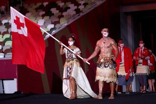Võ sĩ Tonga cởi trần lại gây sốt khai mạc Olympic