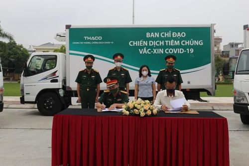 Bàn giao xe lạnh vận chuyển vắc xin COVID-19 cho chiến dịch tiêm chủng 2021 - 2022
