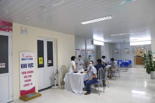 Giám đốc Bệnh viện E lên tiếng về tình trạng người dân xếp hàng tiêm vắc xin COVID-19
