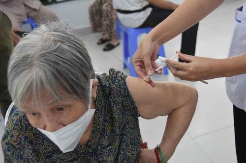 Ngày thứ 2 Chiến dịch tiêm chủng 2021-2022 tại TP.HCM: Người cao tuổi mừng vì được tiêm chủng