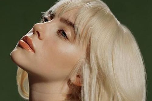 Billie Eilish vẩy sơn lên bìa album rồi dán nhãn 'bản giới hạn': Sáng tạo hay lười biếng?