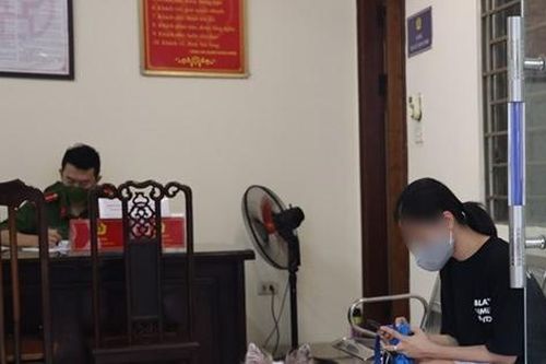 Dắt chó đi dạo trong ngày đầu Hà Nội thực hiện cách ly xã hội, cô gái bị phạt 2 triệu đồng