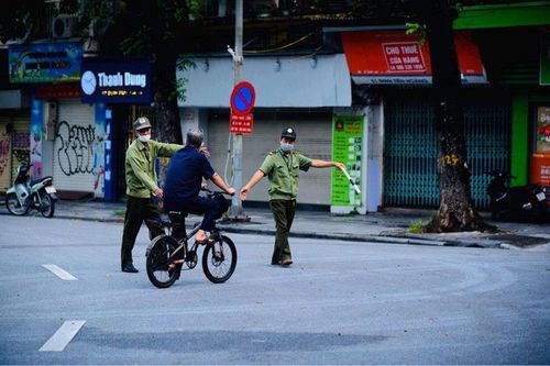 Hà Nội giãn cách xã hội: Người dân ra đường không lý do chính đáng có thể bị phạt từ 1-3 triệu đồng