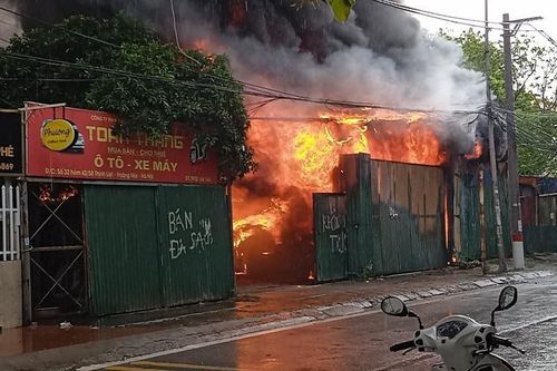 Clip: Cháy kho xưởng vật tư máy móc ở quận Hoàng Mai