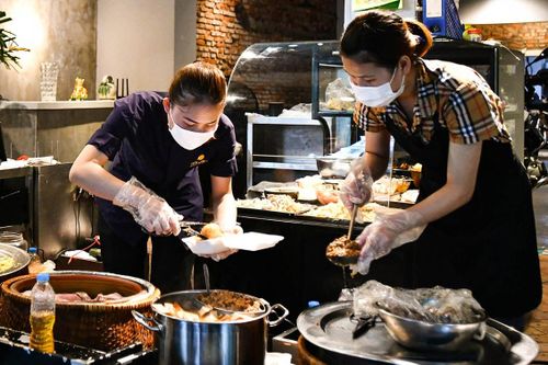Hàng xôi nổi tiếng nhất Hà Nội bán mang về hơn 400 suất một ngày