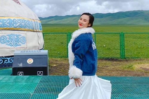 Cô gái Việt lái xe khám phá Tân Cương giữa dịch