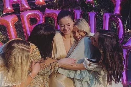 Tiệc sinh nhật ở bể bơi của Selena Gomez