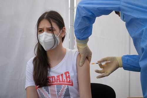 EU phê duyệt tiêm vaccine Moderna cho trẻ từ 12 tuổi
