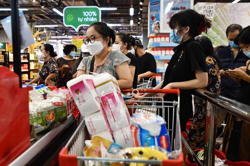 Siêu thị ở Hà Nội đầy ắp hàng ngày đầu tăng cấp độ giãn cách