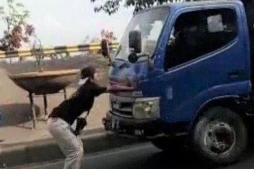 Thiếu niên Indonesia tử vong khi thực hiện thử thách chặn đầu xe tải