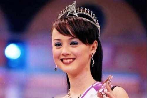 Hoa hậu Hàn Quân Đình làm bưng bê để kiếm sống