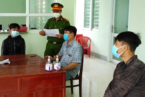 Tụ tập nói chuyện, 3 thanh niên bị phạt 6 triệu đồng