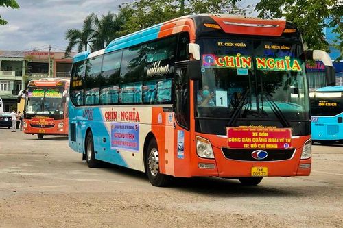 'Đoàn xe nghĩa tình' đón 200 người dân từ TP.HCM về Quảng Ngãi