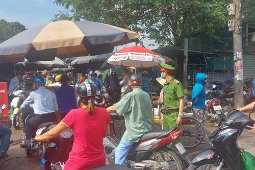 Chợ đầu mối phía Nam đông nghẹt người ngày đầu giãn cách xã hội