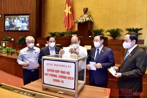 Các đại biểu Quốc hội quyên góp ủng hộ Quỹ phòng, chống dịch Covid-19