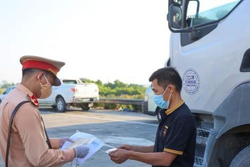 Còn địa phương kiểm tra giấy xét nghiệm lái xe trên 'luồng xanh'