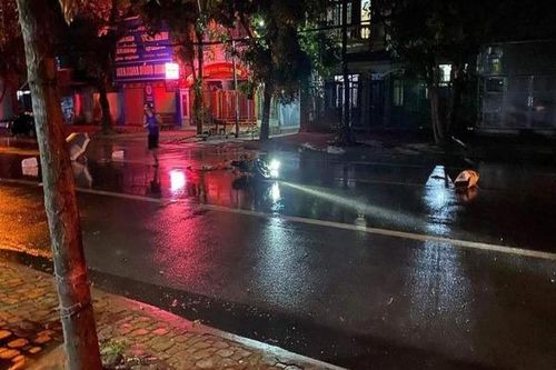 Xe ô tô cán chết nam thanh niên trong đêm rồi bỏ chạy