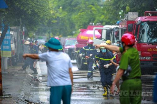 Hà Nội: Cháy lớn tại một nhà xưởng ở phường Thịnh Liệt, nhiều tài sản cháy rụi