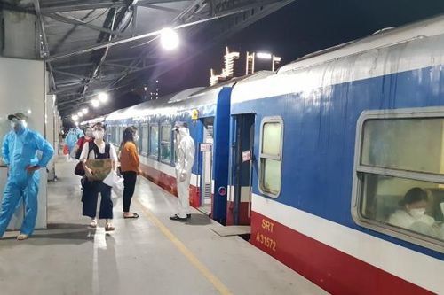Cận cảnh đoàn tàu chuyên biệt đầu tiên chở công dân Hà Tĩnh từ các tỉnh phía Nam về quê