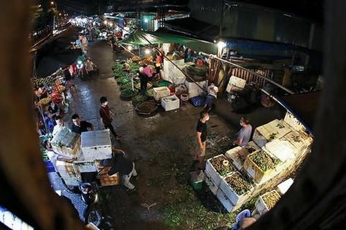 Chợ đêm Long Biên tấp nập trước giờ Hà Nội cách ly chống dịch COVID-19