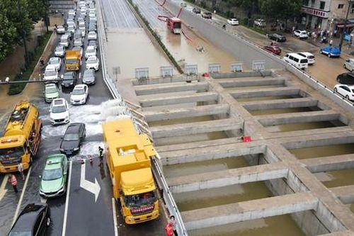 Nước lũ đổ xuống đường hầm, 'nhấn chìm' hàng trăm xe hơi ở Trung Quốc