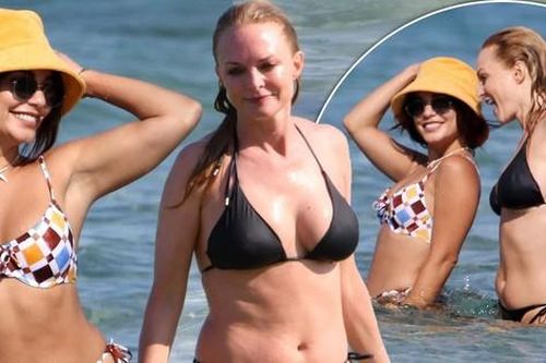 Vanessa Hudgens diện bikini khoét hông bạo, đọ dáng với đồng nghiệp hơn 19 tuổi
