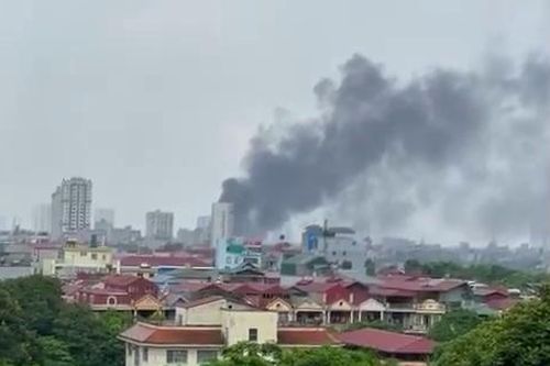 Cháy ngùn ngụt tại xưởng tôn ở Hà Nội, cột khói bốc cao hàng chục mét