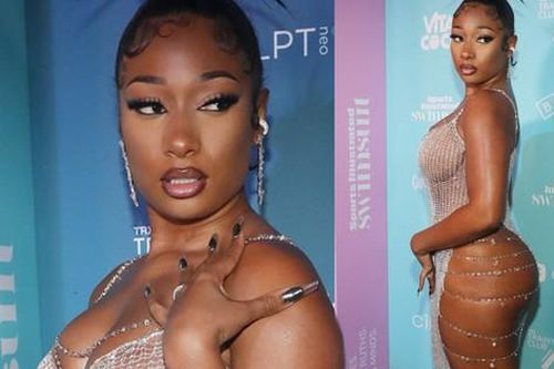 Megan Thee Stallion mặc váy lưới lộ nội y, khoe vòng 3 phản cảm